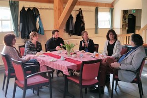 wethouder Engels met beleidsadviseurs op bezoek