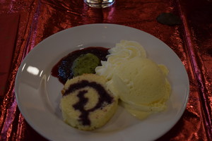 Dessert: romig ijs op een bedje van opgerolde eierkoek met vruchtensaus!